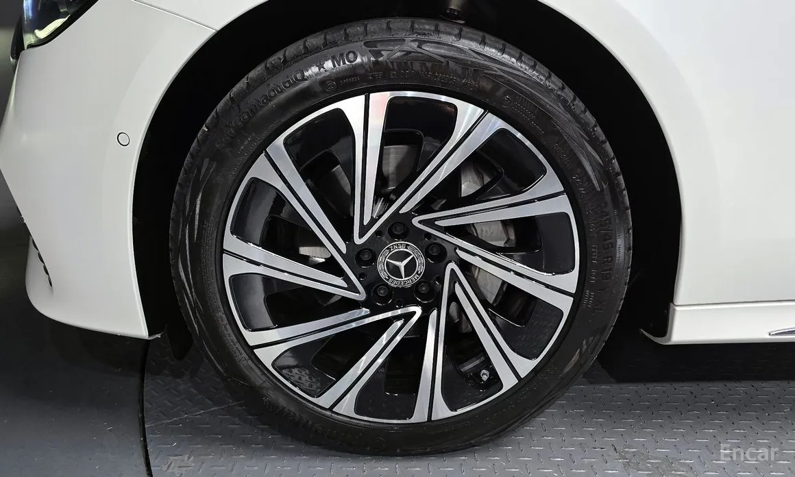 Mercedes-Benz E-Class 2024 E300 4MATIC Exclusive