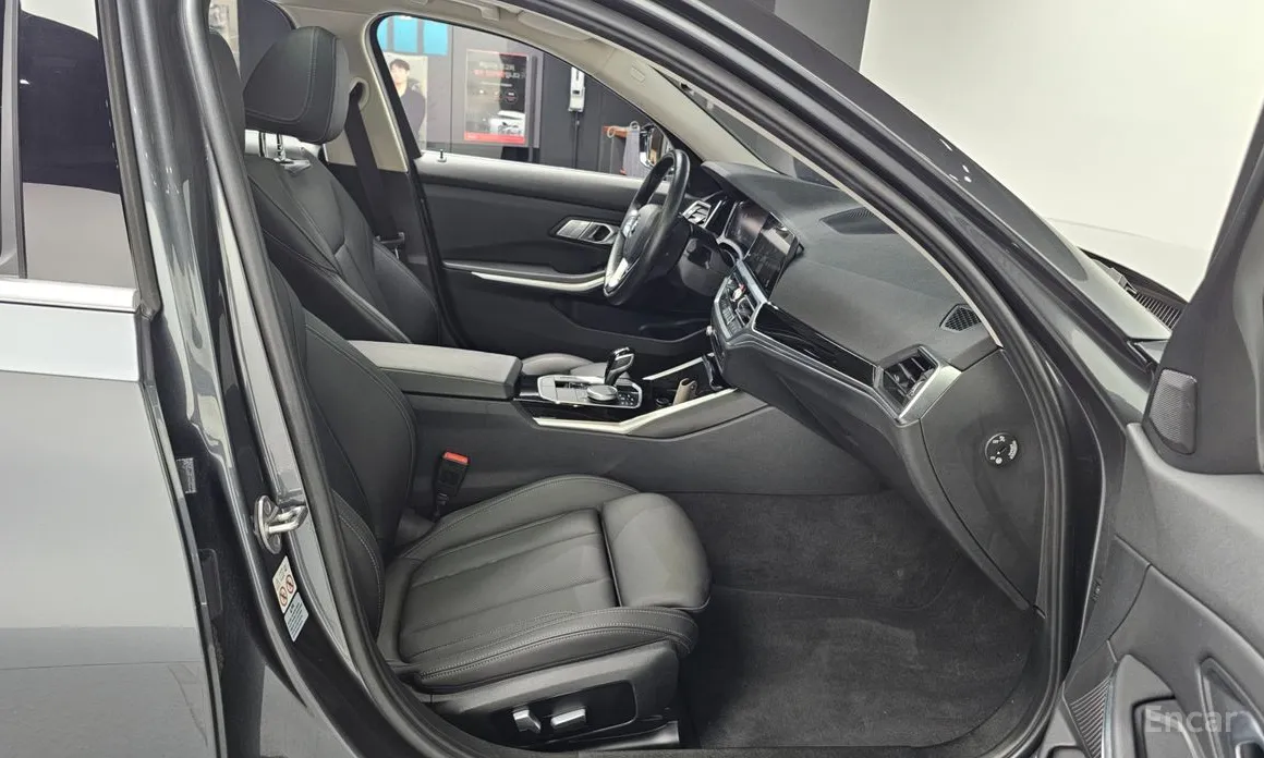 BMW 3 Series 2019 320i
