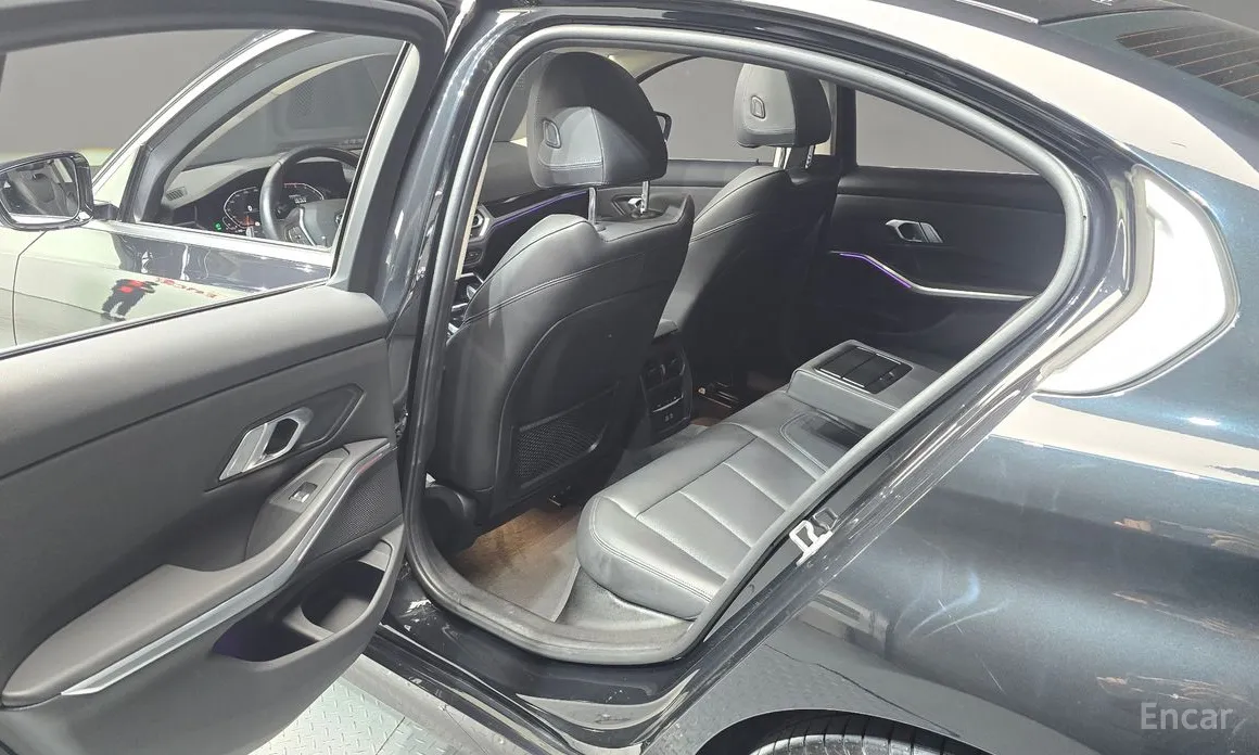BMW 3 Series 2019 320i