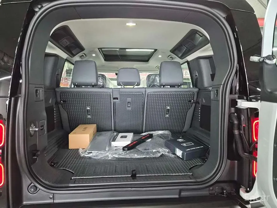 Land Rover Defender 2020 110 P300 X-Dynamic SE