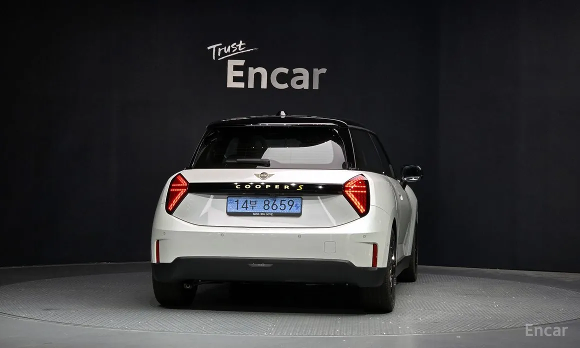 Mini Cooper 2025 SE Favoured