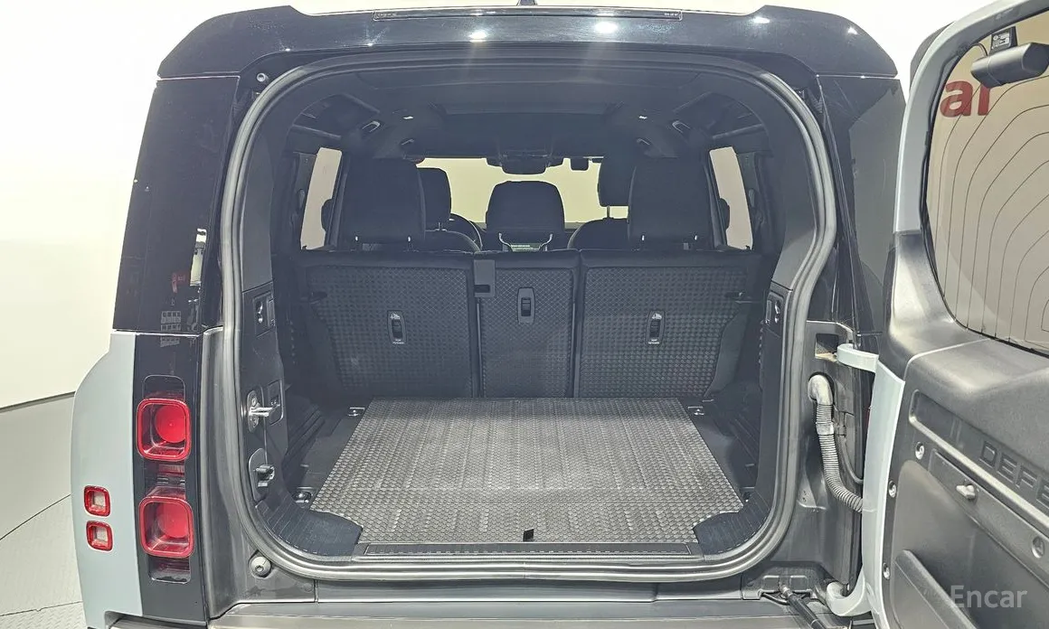 Land Rover Defender 2020 110 P300 X-Dynamic SE