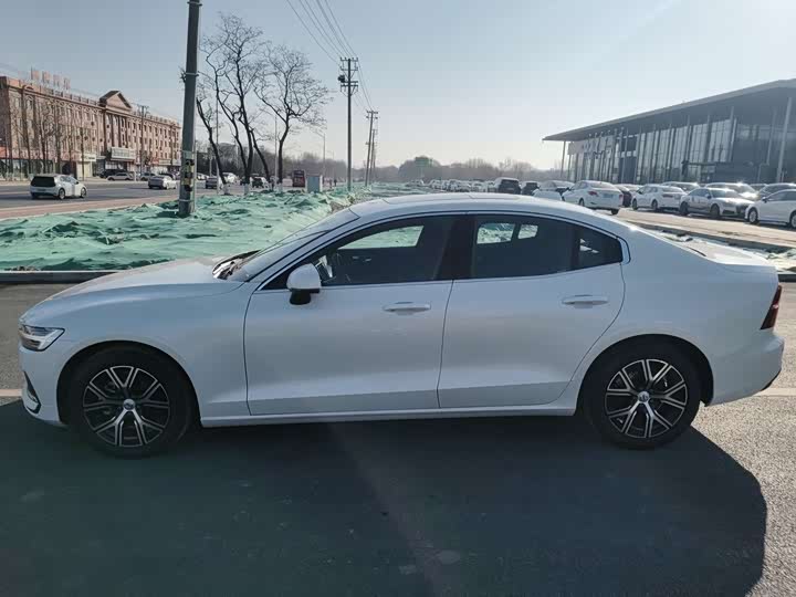 Volvo S60 2025 2025款 B4 智逸豪华版