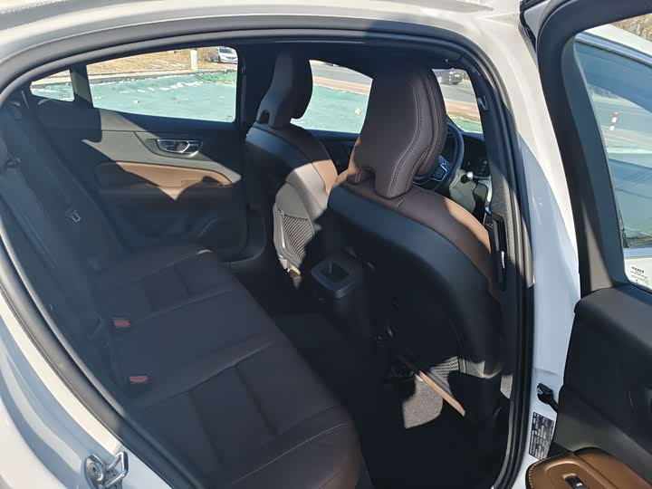 Volvo S60 2025 2025款 B4 智逸豪华版