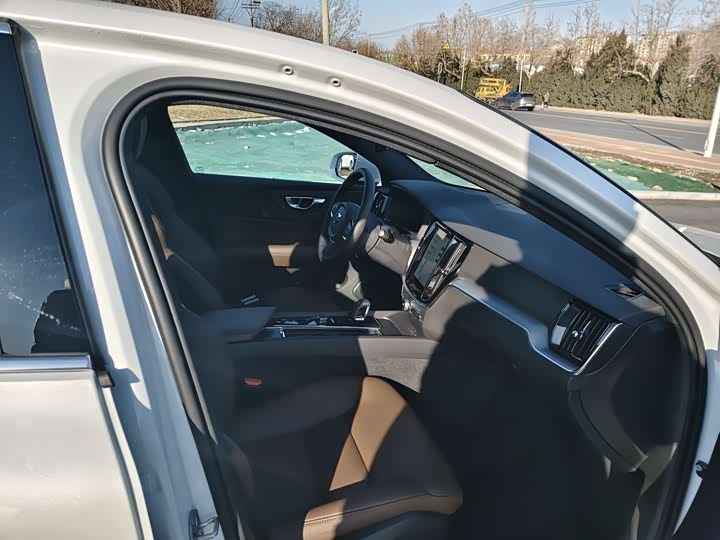 Volvo S60 2025 2025款 B4 智逸豪华版