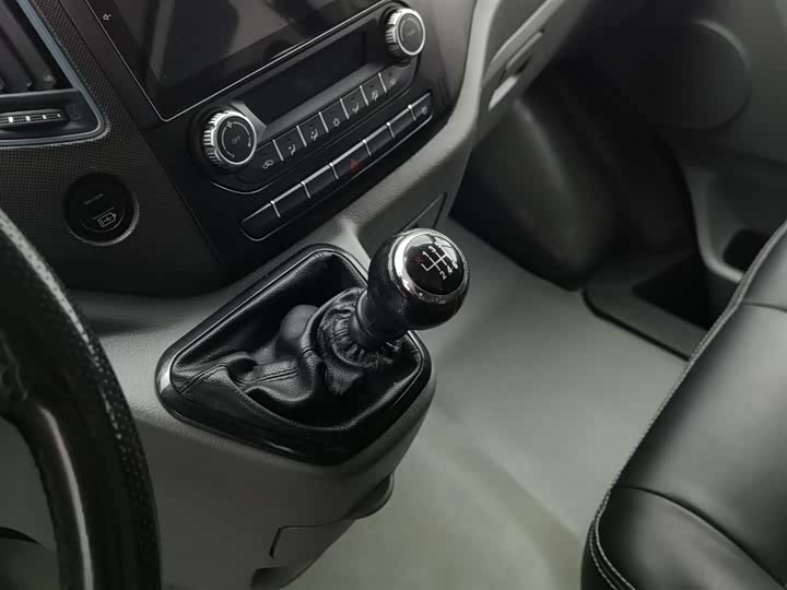 Foton Tuyano 2022 2022款 2.0T手动都市版专业版多功能短轴中顶后单胎5/6/9座4F20TC3