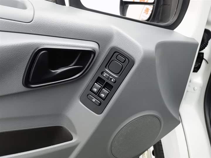 Foton Tuyano 2022 2022款 2.0T手动都市版专业版多功能短轴中顶后单胎5/6/9座4F20TC3