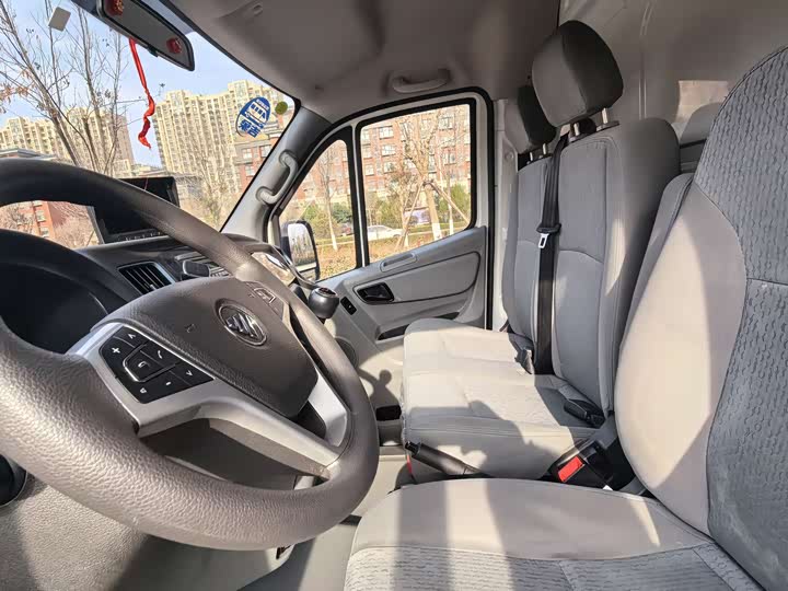 Foton Tuyano 2024 2024款 吉象厢货 2.0T手动 长轴中顶 后单胎3座