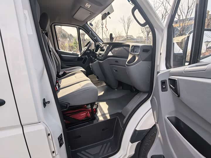 Foton Tuyano 2024 2024款 吉象厢货 2.0T手动 长轴中顶 后单胎3座