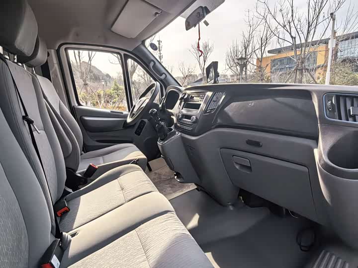 Foton Tuyano 2024 2024款 吉象厢货 2.0T手动 长轴中顶 后单胎3座