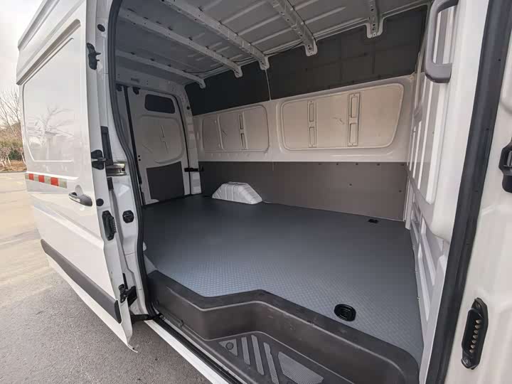 Foton Tuyano 2024 2024款 吉象厢货 2.0T手动 长轴中顶 后单胎3座