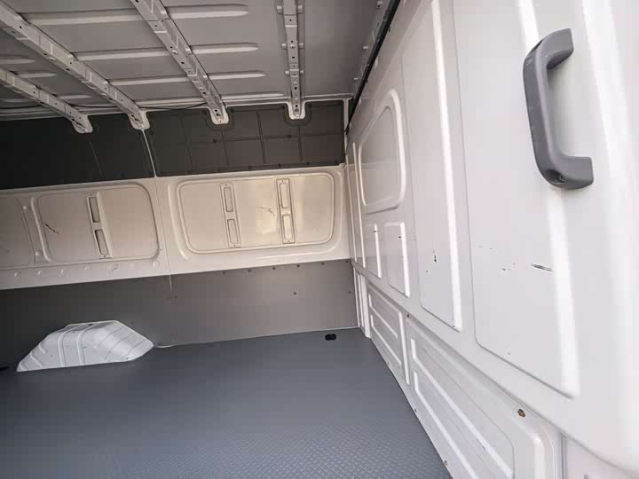 Foton Tuyano 2024 2024款 吉象厢货 2.0T手动 长轴中顶 后单胎3座