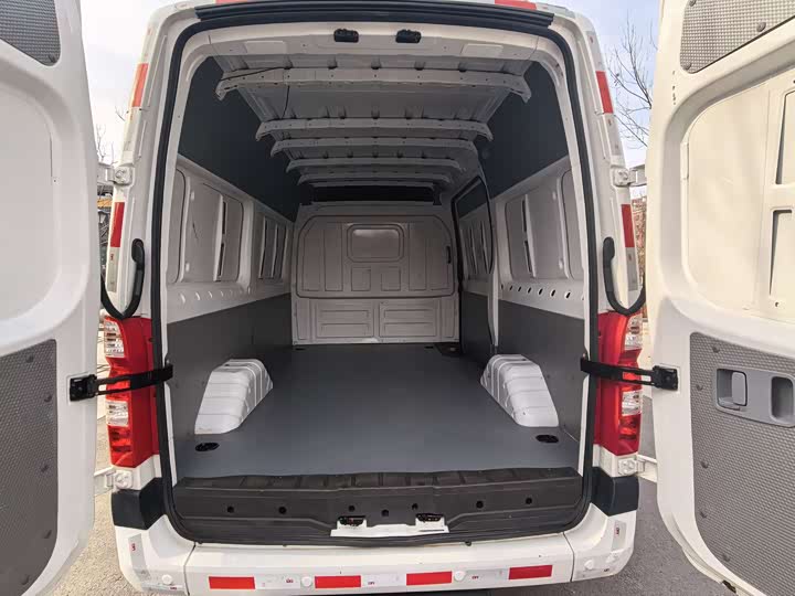 Foton Tuyano 2024 2024款 吉象厢货 2.0T手动 长轴中顶 后单胎3座