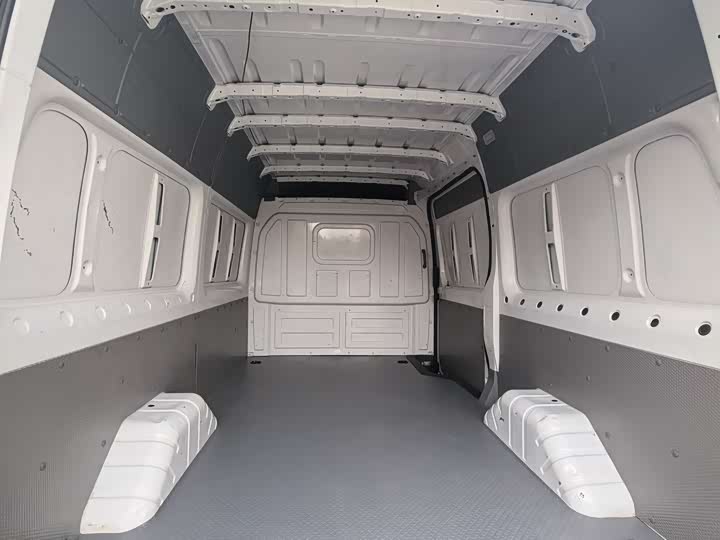 Foton Tuyano 2024 2024款 吉象厢货 2.0T手动 长轴中顶 后单胎3座