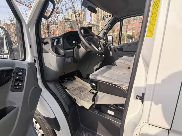 Foton Tuyano 2024 2024款 吉象厢货 2.0T手动 长轴中顶 后单胎3座