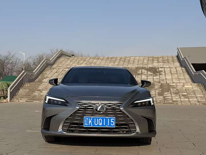 2025 Lexus ES
