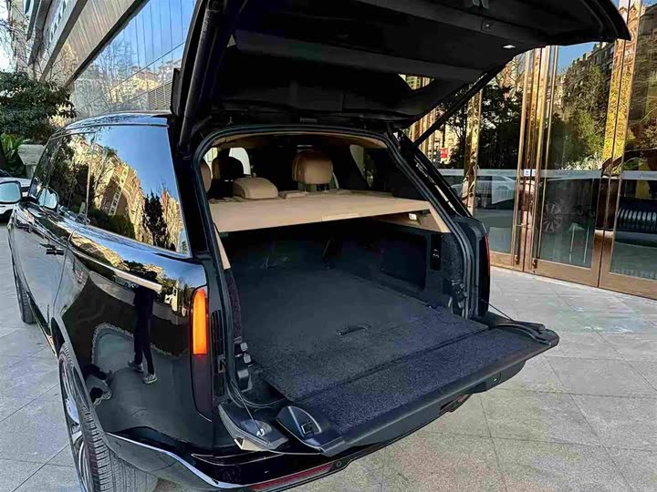 Land Rover Range Rover 2025 2025款 3.0 L6 400PS 盛世加长版