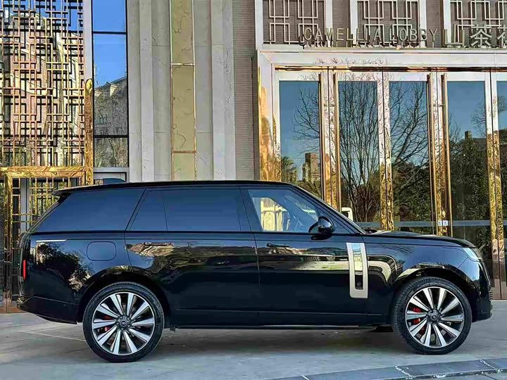 Land Rover Range Rover 2025 2025款 3.0 L6 400PS 盛世加长版