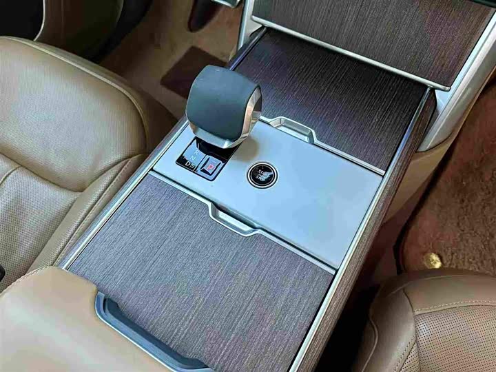 Land Rover Range Rover 2025 2025款 3.0 L6 400PS 盛世加长版