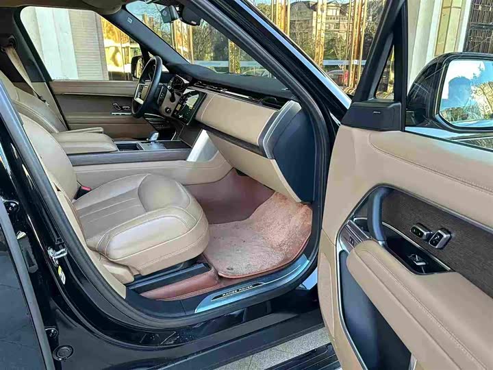 Land Rover Range Rover 2025 2025款 3.0 L6 400PS 盛世加长版