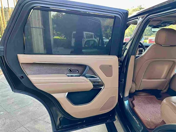 Land Rover Range Rover 2025 2025款 3.0 L6 400PS 盛世加长版