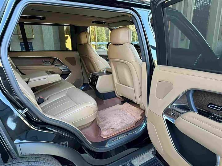 Land Rover Range Rover 2025 2025款 3.0 L6 400PS 盛世加长版