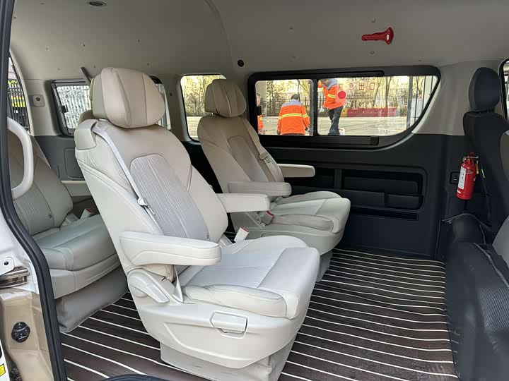 Foton G9 2021 2021款 2.4L汽油商运版长轴高顶9座明窗4K22D4M