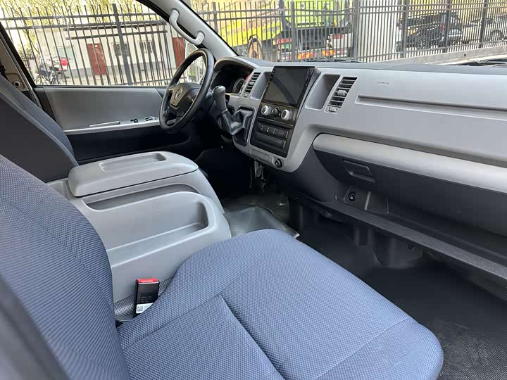 Foton G9 2021 2021款 2.4L汽油商运版长轴高顶9座明窗4K22D4M