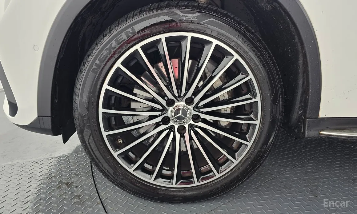 Mercedes-Benz GLC-Class 2023 GLC300 4MATIC AMG Line