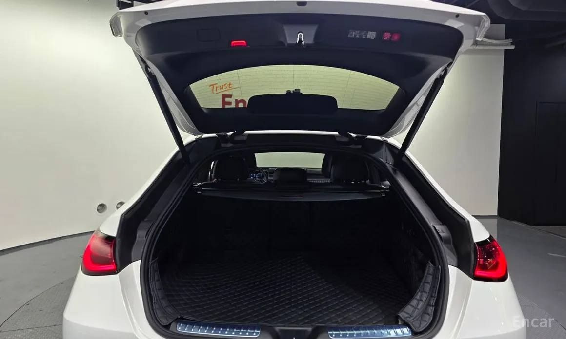 Mercedes-Benz GLC-Class 2023 GLC300 4MATIC Avnatgarde Coupe