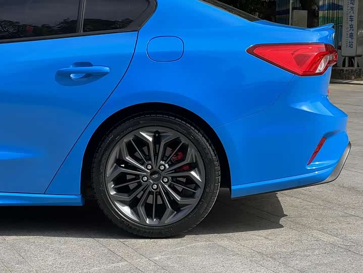 Ford Focus 2022 2022款 三厢 EcoBoost 180 自动ST Line