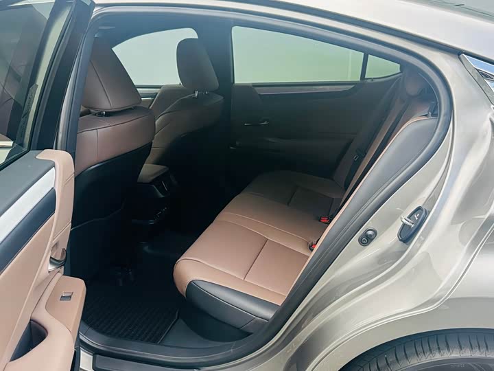 Lexus ES 2025 2025款 300h 臻享版