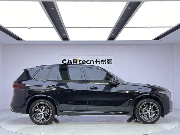 BMW X5 2025 2025款 xDrive 30Li 尊享型M运动曜夜套装