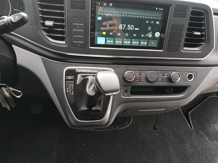 Maxus V80 2024 2024款 傲运通超值版 6AMT 短轴中顶127Ps 5/6座