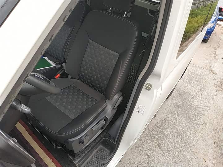 Maxus V80 2024 2024款 傲运通超值版 6AMT 短轴中顶127Ps 5/6座