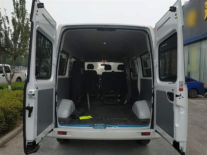 Maxus V80 2024 2024款 傲运通超值版 6AMT 短轴中顶127Ps 5/6座