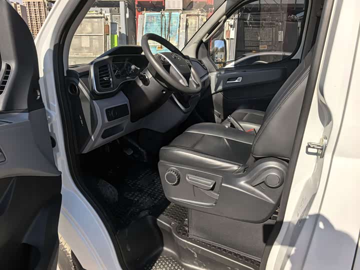 Maxus V80 2024 2024款 傲运通 6AMT 长轴中顶147Ps 6/7/8/9座