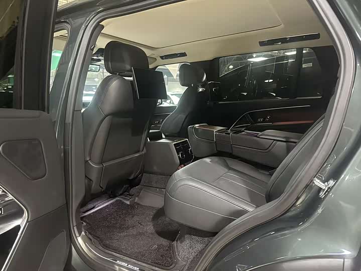 Land Rover Range Rover 2025 2025款 3.0 L6 400PS 创世加长版