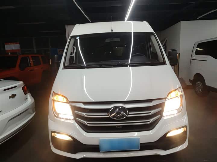 Maxus V80 2023 2023款 2.0T 手动经典傲运通短轴中顶5/6座