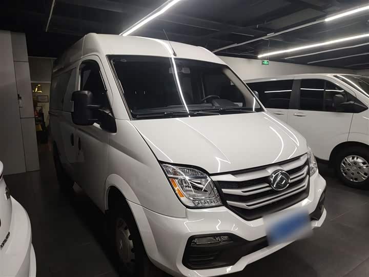 Maxus V80 2023 2023款 2.0T 手动经典傲运通短轴中顶5/6座