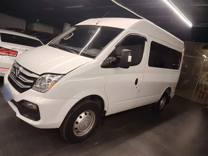 Maxus V80 2023 2023款 2.0T 手动经典傲运通短轴中顶5/6座