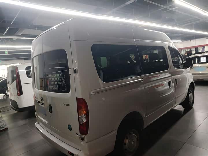 Maxus V80 2023 2023款 2.0T 手动经典傲运通短轴中顶5/6座