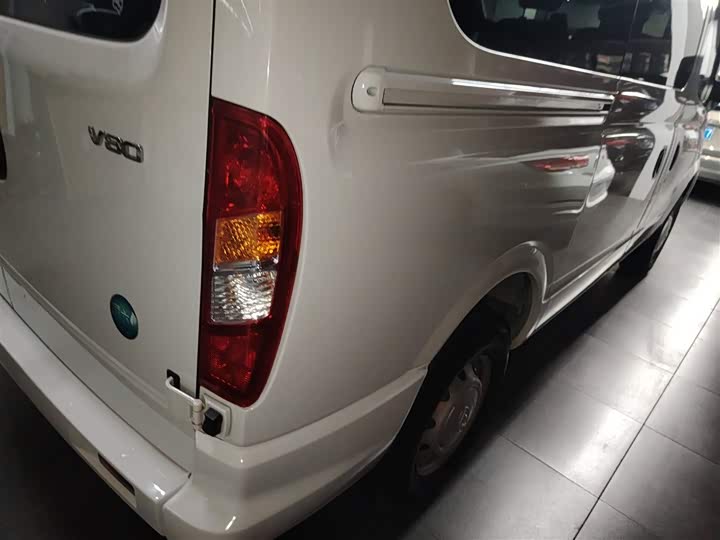 Maxus V80 2023 2023款 2.0T 手动经典傲运通短轴中顶5/6座