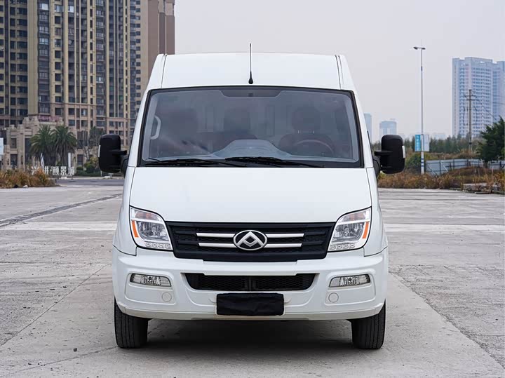 Maxus V80 2023 2023款 2.0T PLUS 手动厢式车VAN长轴中顶3座