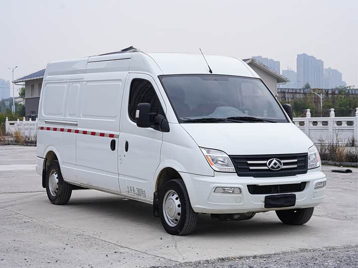 Maxus V80 2023 2023款 2.0T PLUS 手动厢式车VAN长轴中顶3座