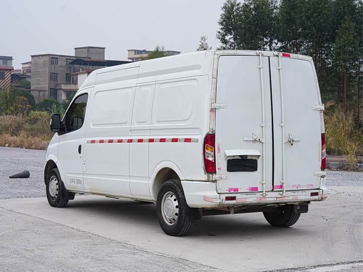 Maxus V80 2023 2023款 2.0T PLUS 手动厢式车VAN长轴中顶3座