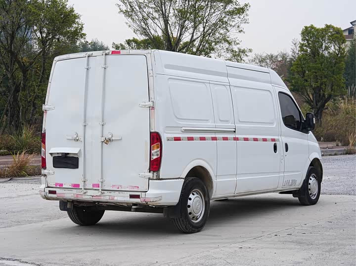 Maxus V80 2023 2023款 2.0T PLUS 手动厢式车VAN长轴中顶3座