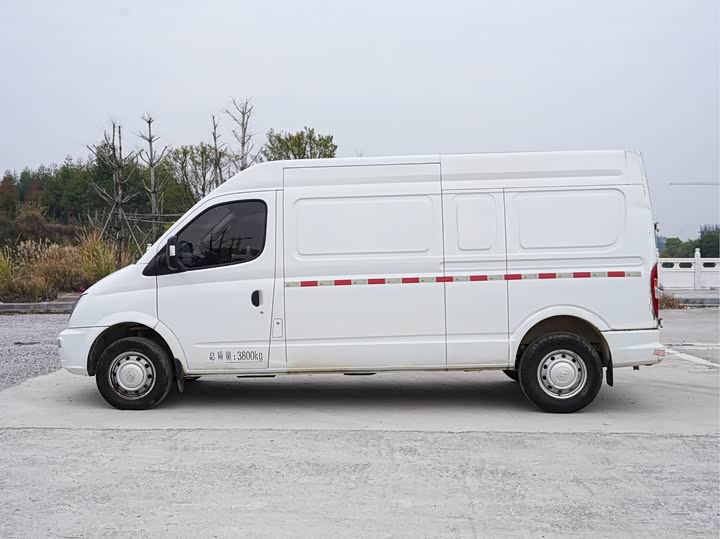 Maxus V80 2023 2023款 2.0T PLUS 手动厢式车VAN长轴中顶3座