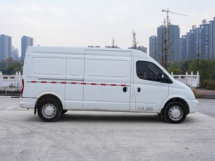 Maxus V80 2023 2023款 2.0T PLUS 手动厢式车VAN长轴中顶3座