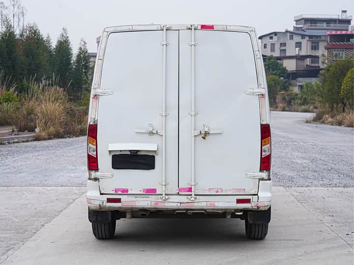 Maxus V80 2023 2023款 2.0T PLUS 手动厢式车VAN长轴中顶3座